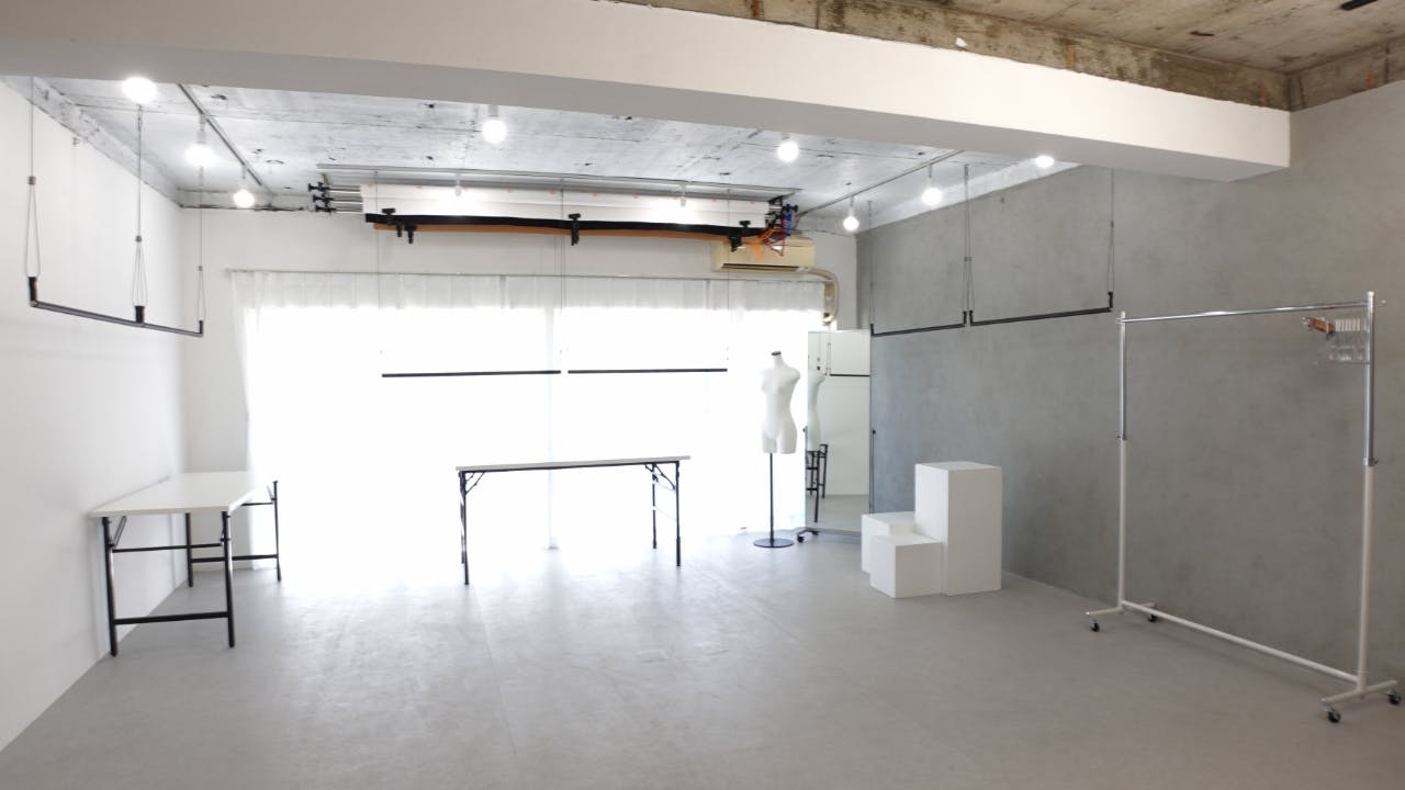 【目黒駅3分】展示会や撮影に最適な白基調なイベントスペース｜ハンガーラック7本貸出、展示用テーブル多数の画像