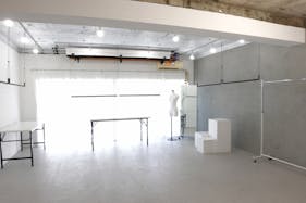 【目黒駅3分】展示会や撮影に最適な白基調なイベントスペース|ハンガーラック7本貸出、展示用テーブル多数