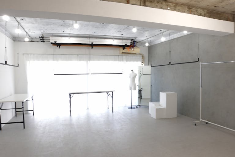 【サモスタ目黒店502】イベントスペース1(白とコンクリートを基調としたシンプルな空間)