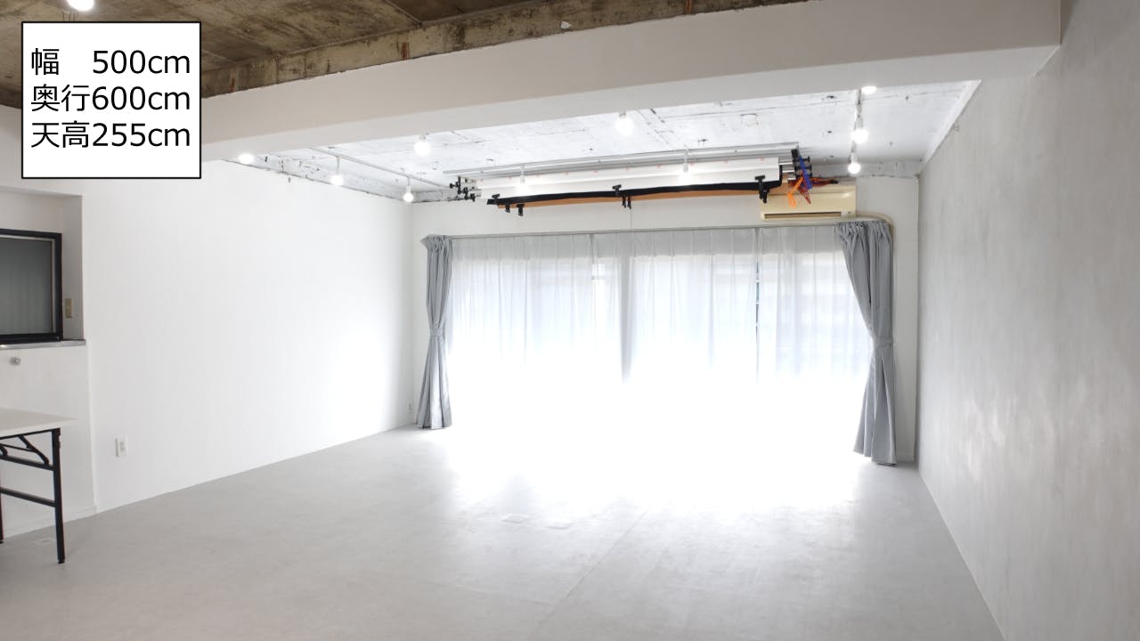 【目黒駅3分】展示会や撮影に最適な白基調なイベントスペース｜ハンガーラック7本貸出、展示用テーブル多数