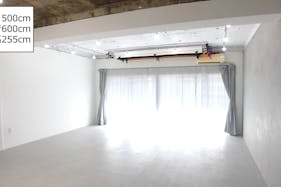 【目黒駅3分】展示会や撮影に最適な白基調なイベントスペース|ハンガーラック7本貸出、展示用テーブル多数