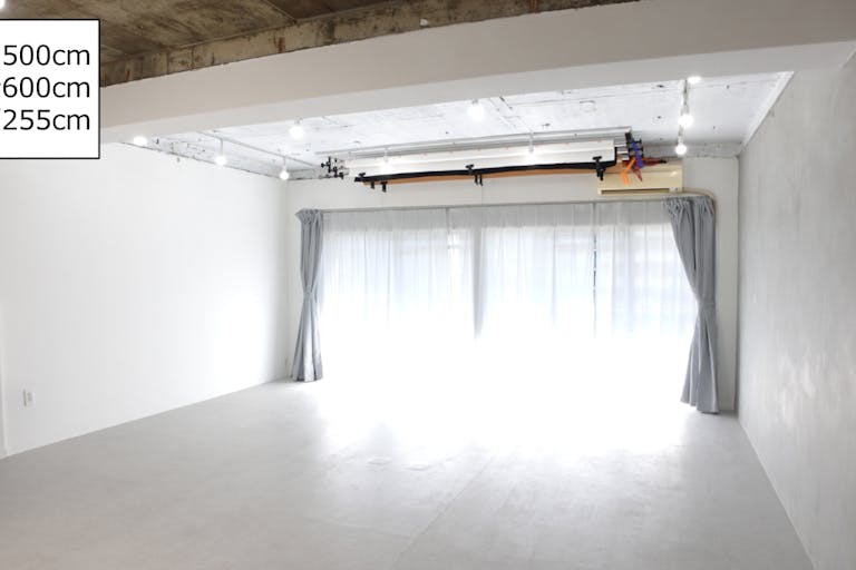 【サモスタ目黒店502】イベントスペース1(白とコンクリートを基調としたシンプルな空間)