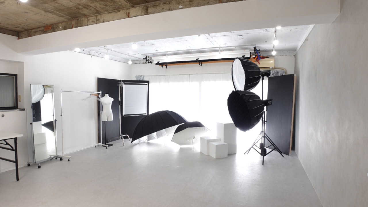 【目黒駅3分】展示会や撮影に最適な白基調なイベントスペース｜ハンガーラック7本貸出、展示用テーブル多数