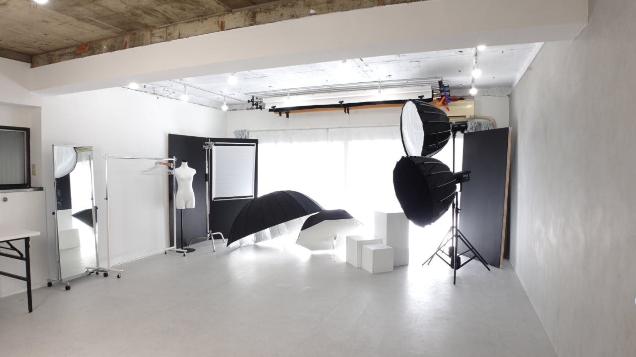 【目黒駅3分】展示会や撮影に最適な白基調なイベントスペース｜ハンガーラック7本貸出、展示用テーブル多数