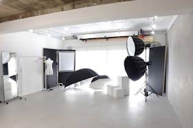 【目黒駅3分】展示会や撮影に最適な白基調なイベントスペース|ハンガーラック7本貸出、展示用テーブル多数