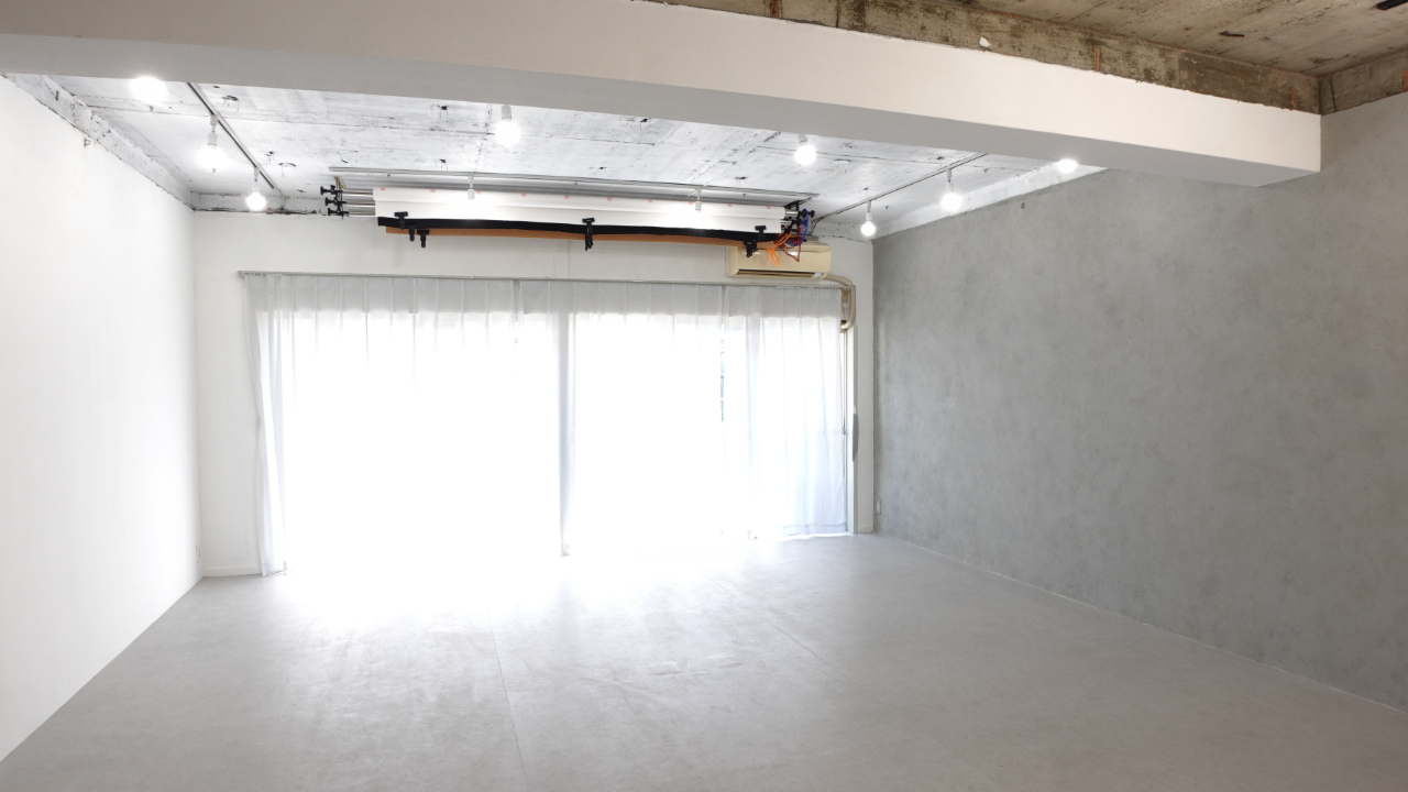 【目黒駅3分】展示会や撮影に最適な白基調なイベントスペース｜ハンガーラック7本貸出、展示用テーブル多数