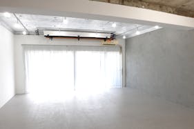 【目黒駅3分】展示会や撮影に最適な白基調なイベントスペース|ハンガーラック7本貸出、展示用テーブル多数