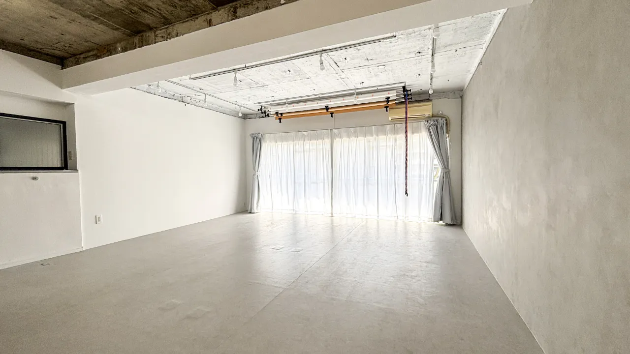 【目黒駅2分】自然光×白×コンクリのスペース｜ハンガーラック7本貸出、展示用テーブル多数｜荷物前日預かり・翌日集荷無料