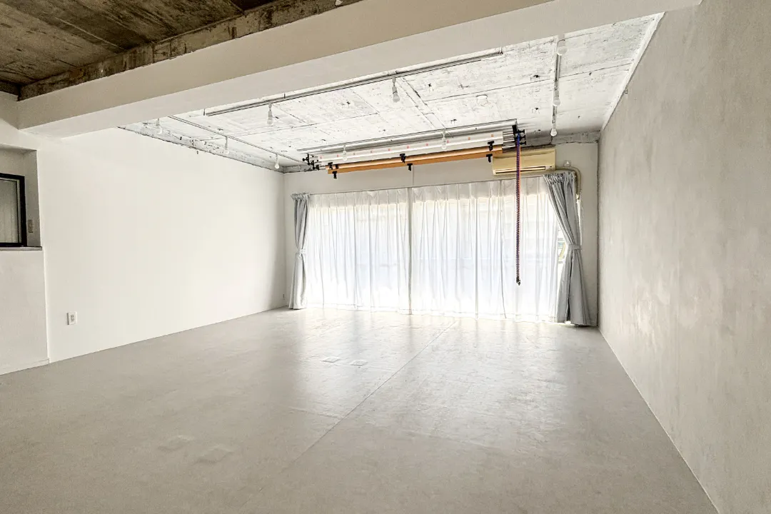 【目黒駅2分】自然光×白×コンクリのスペース|ハンガーラック7本貸出、展示用テーブル多数|荷物前日預かり・翌日集荷無料