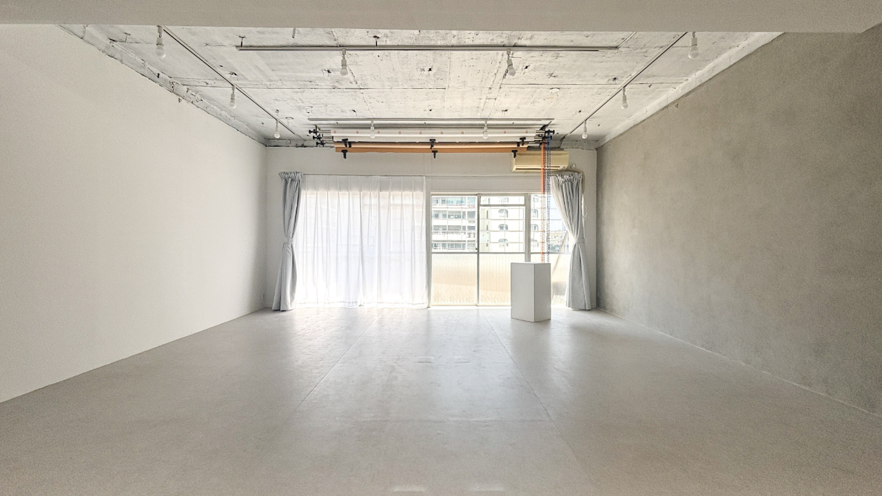 【目黒駅3分】展示会や撮影に最適な白基調なイベントスペース｜ハンガーラック7本貸出、展示用テーブル多数