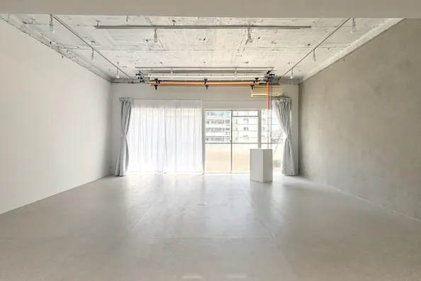 【目黒駅3分】展示会や撮影に最適な白基調なイベントスペース|ハンガーラック7本貸出、展示用テーブル多数