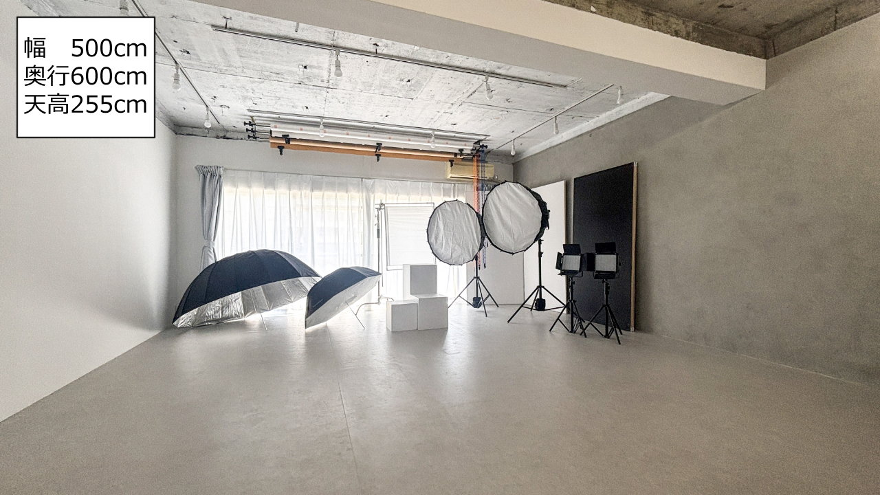 【目黒駅3分】展示会や撮影に最適な白基調なイベントスペース｜ハンガーラック7本貸出、展示用テーブル多数