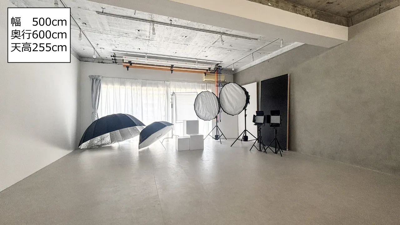 【目黒駅2分】自然光×白×コンクリのスペース｜ハンガーラック7本貸出、展示用テーブル多数｜荷物前日預かり・翌日集荷無料