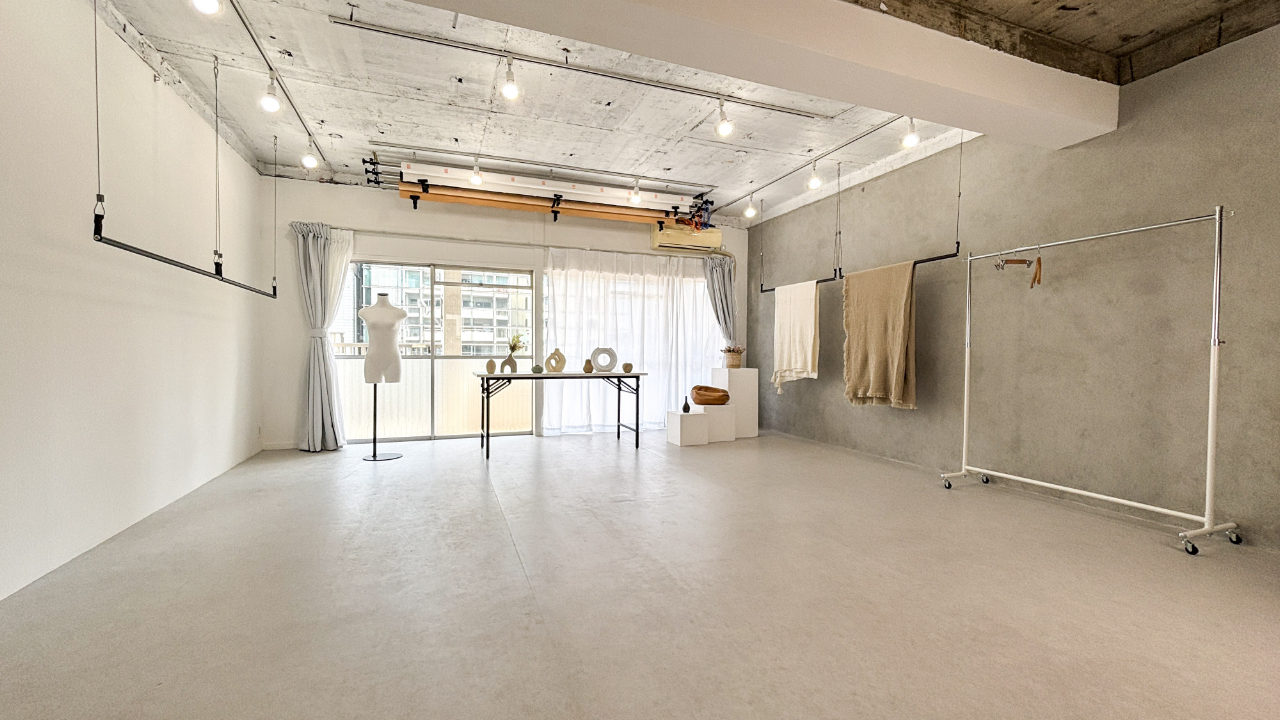 【目黒駅3分】展示会や撮影に最適な白基調なイベントスペース｜ハンガーラック7本貸出、展示用テーブル多数