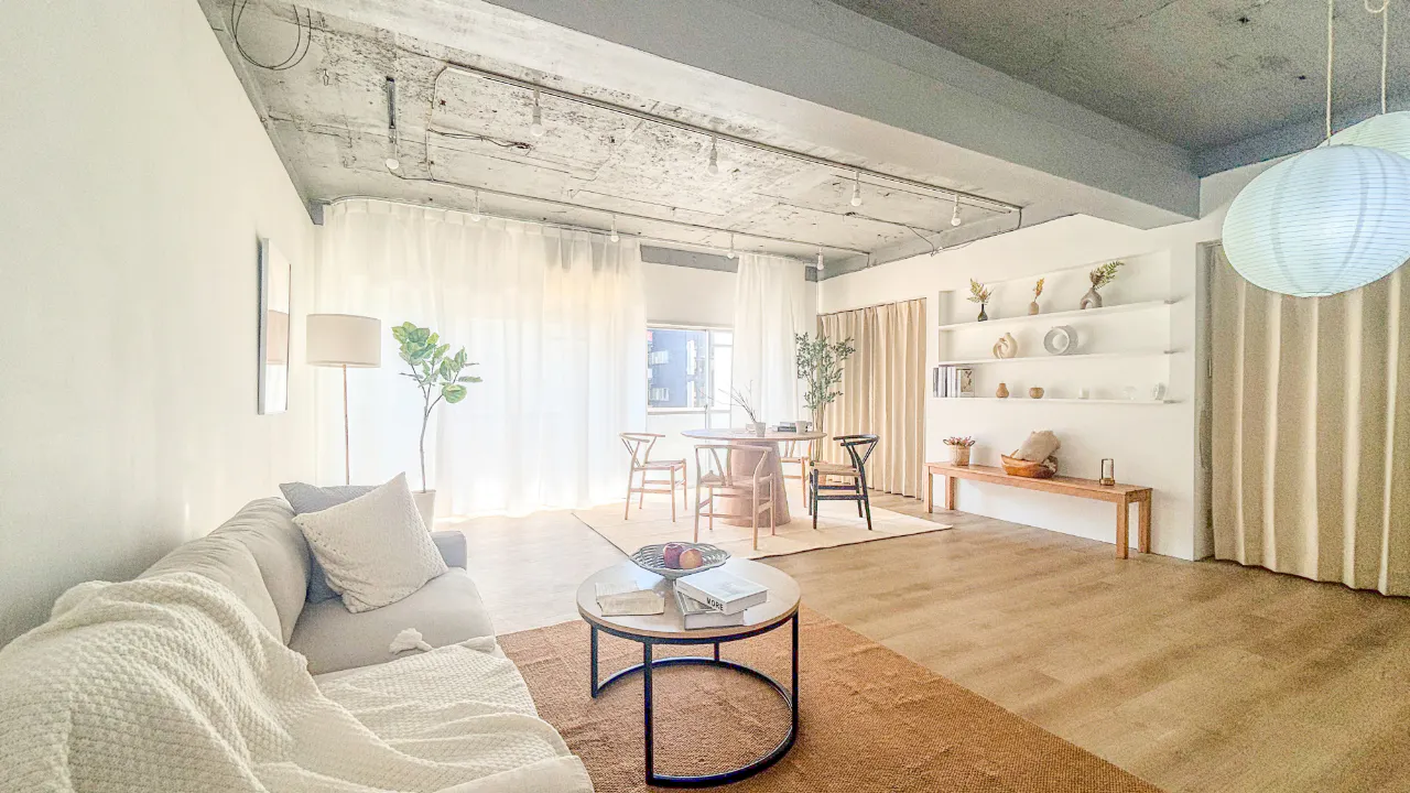 【目黒駅2分】自然光×白×コンクリのスペース｜ハンガーラック7本貸出、展示用テーブル多数｜荷物前日預かり・翌日集荷無料