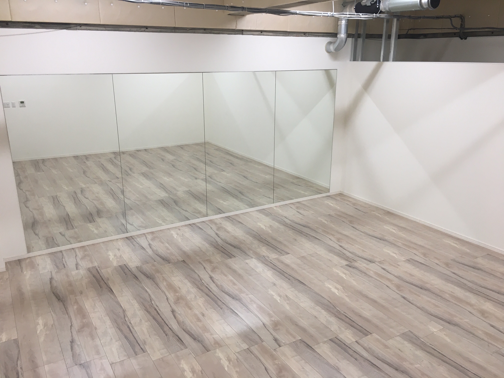 【沼津ラクーン】沼津駅から2分！ワークショップや撮影会におすすめ！白壁で清潔感あるダンスホールのイベントスペース