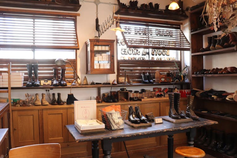 靴屋を営業しているスペースを撮影スペースとしてお貸出し致します。