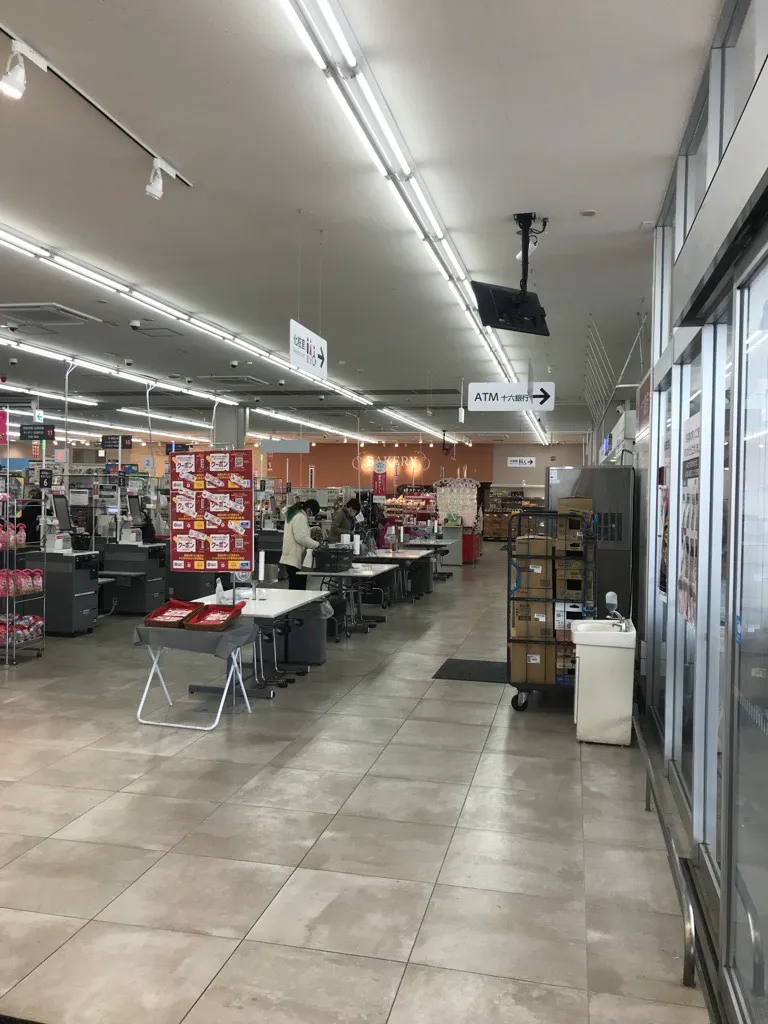 【西友　改田店】入口横　プロモーション用途や物販、食物販のポップアップストアに最適なスーパー店内催事イベントスペース