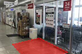 【西友 改田店】入口横 プロモーション用途や物販、食物販のポップアップストアに最適なスーパー店内催事イベントスペース