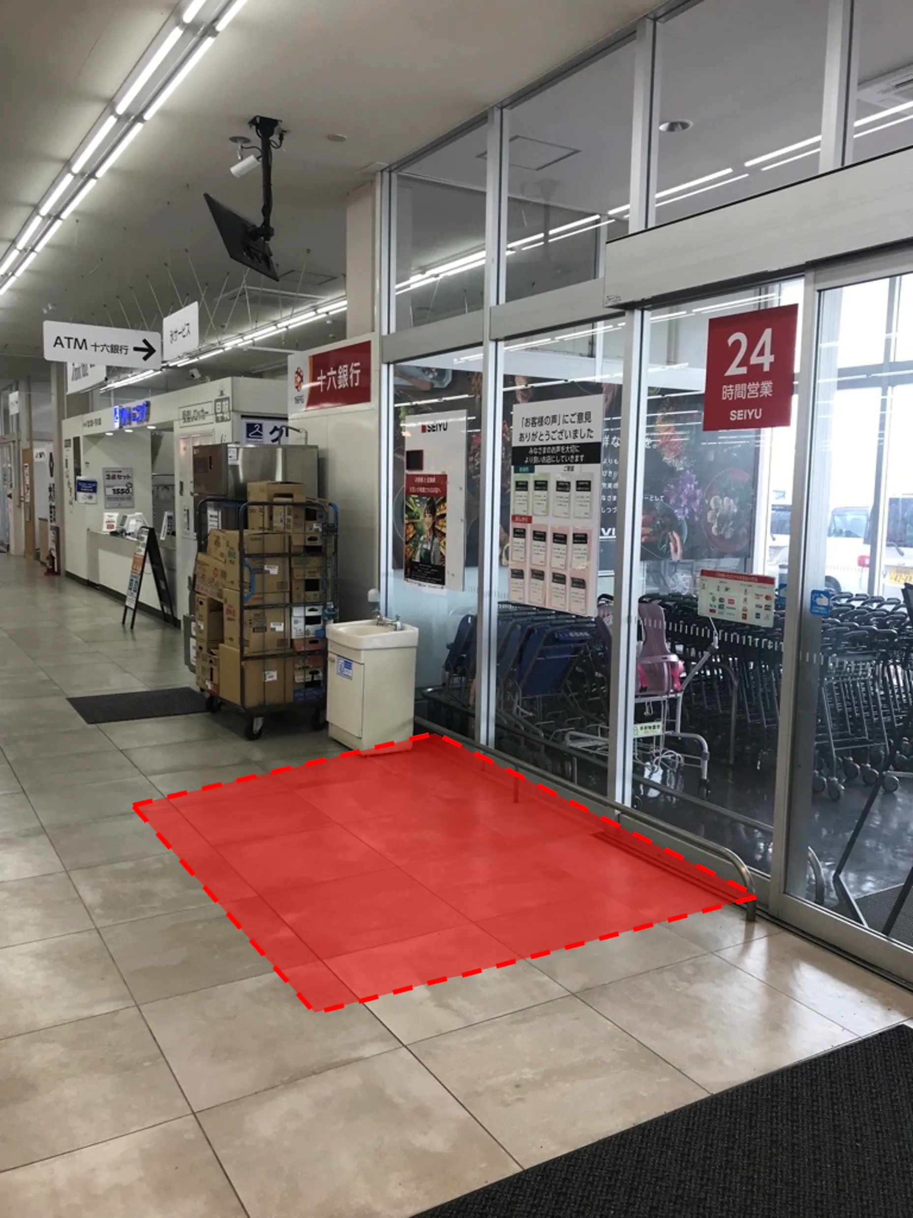 【西友　改田店】入口横　プロモーション用途や物販、食物販のポップアップストアに最適なスーパー店内催事イベントスペースの画像
