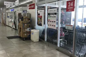 【西友 改田店】入口横 プロモーション用途や物販、食物販のポップアップストアに最適なスーパー店内催事イベントスペース