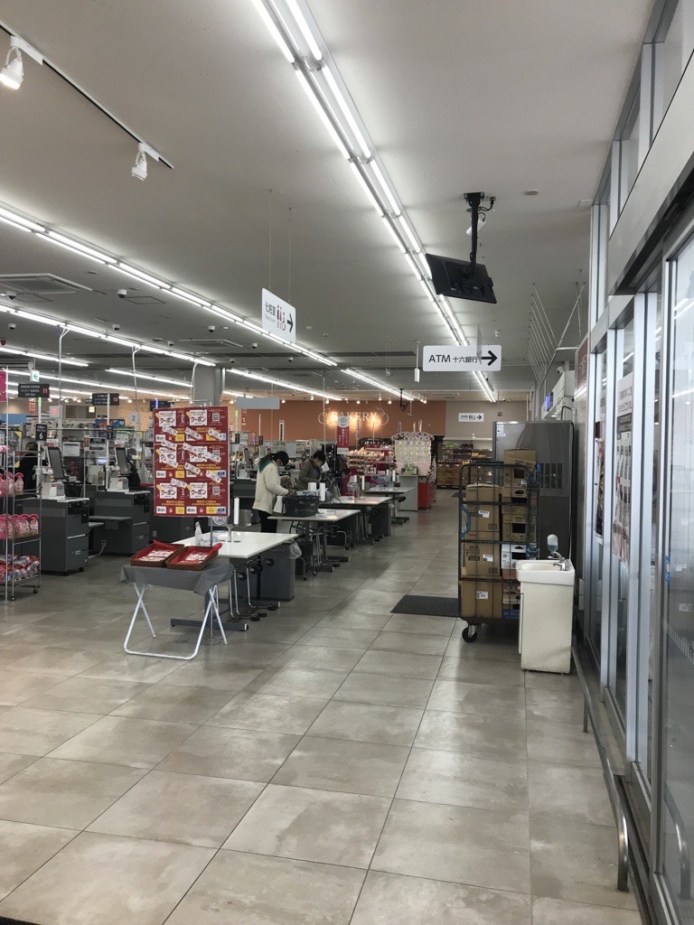 【西友　改田店】入口横　プロモーション用途や物販、食物販のポップアップストアに最適なスーパー店内催事イベントスペース