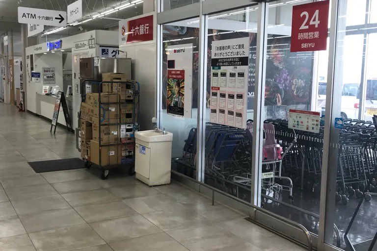 【西友 改田店】入口横 プロモーション用途や物販、食物販のポップアップストアに最適なスーパー店内催事イベントスペース