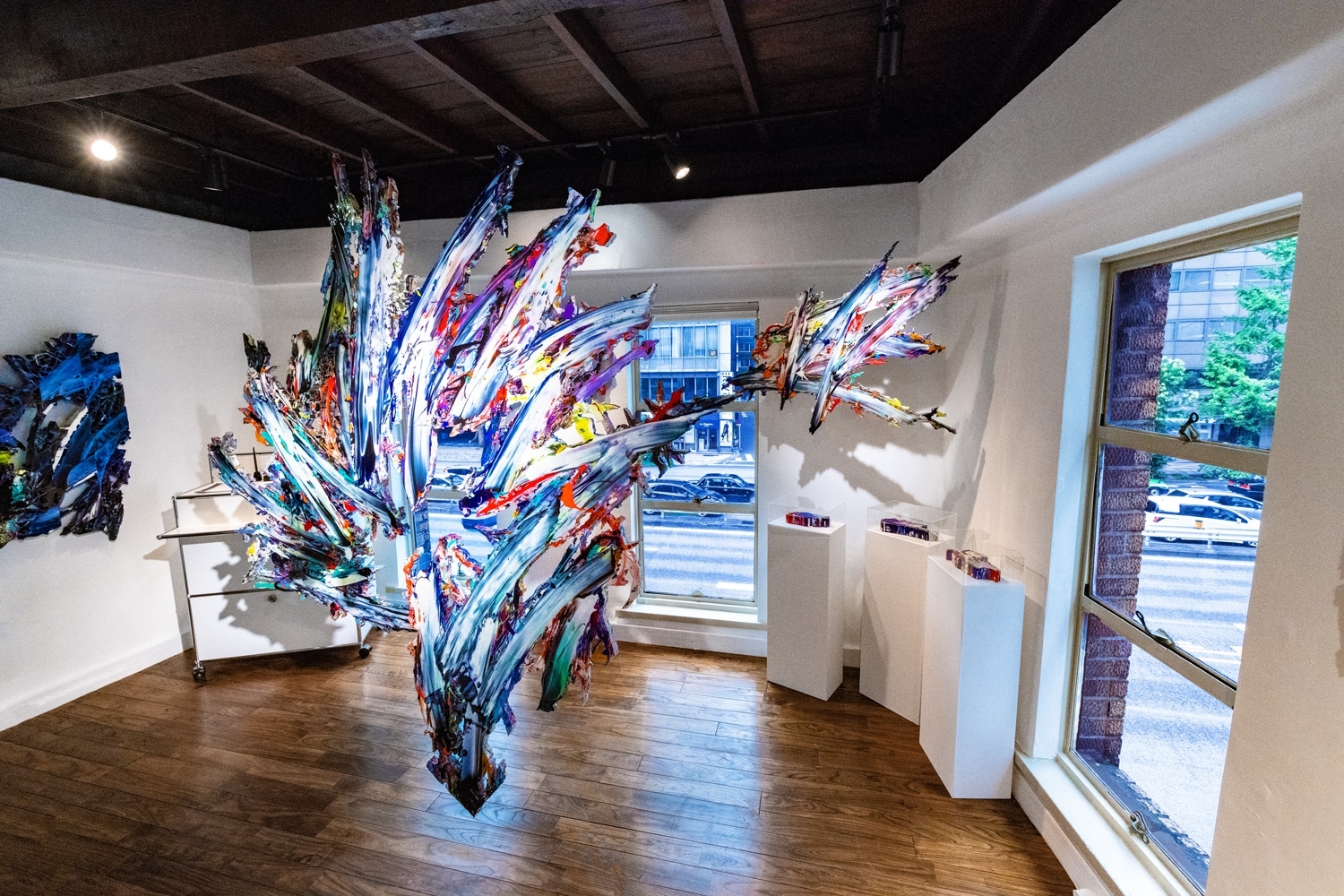 隣接するギャラリーY。こちらは、このように現代アート作品が残りますが、鑑賞のための回遊が可能です。ここでしか鑑賞できない現代アートをお愉しみください。