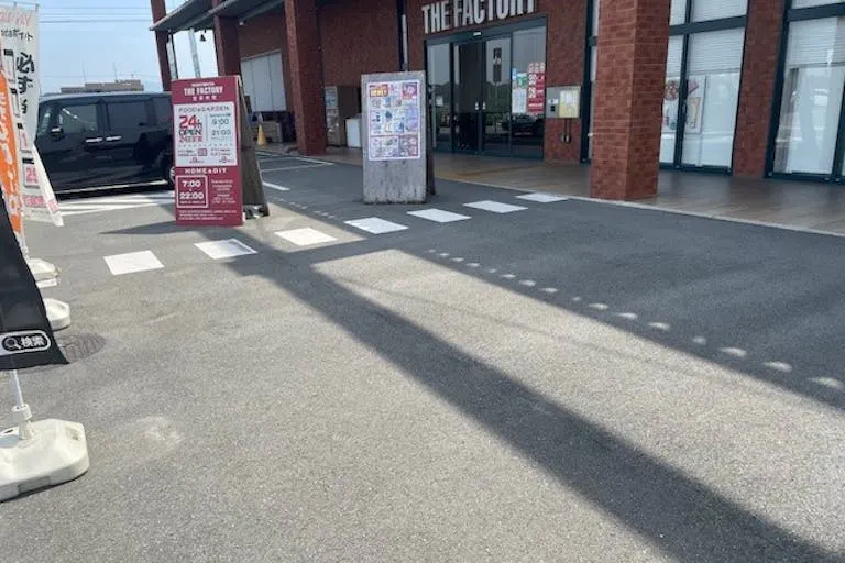 【ザ・ファクトリーニシムタ合志店】販促プロモーションや物販に利用可能なスーパーのフード館衣料品側出入口店頭にあるイベントスペースの画像