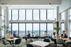 【横浜駅3分】各種展示会やセミナーの開催、撮影会に適した7.5mの天井高と、ガラス張りの眺望を活かしたレンタルスペース