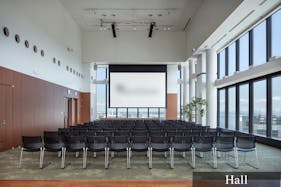 【横浜駅3分】各種展示会やセミナーの開催、撮影会に適した7.5mの天井高と、ガラス張りの眺望を活かしたレンタルスペース