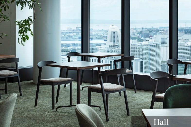 【横浜駅3分】各種展示会やセミナーの開催、撮影会に適した7.5mの天井高と、ガラス張りの眺望を活かしたレンタルスペース