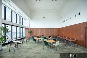 【横浜駅3分】各種展示会やセミナーの開催、撮影会に適した7.5mの天井高と、ガラス張りの眺望を活かしたレンタルスペース