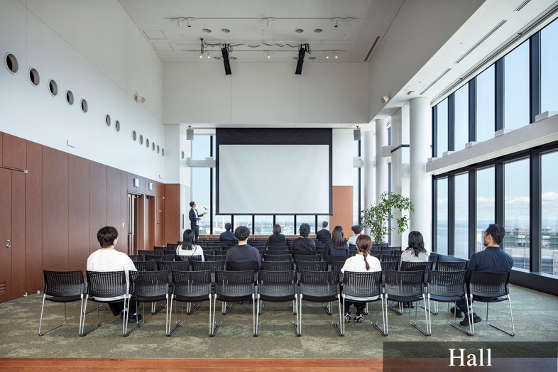 【横浜駅3分】各種展示会やセミナーの開催、撮影会に適した7.5mの天井高と、ガラス張りの眺望を活かしたレンタルスペース
