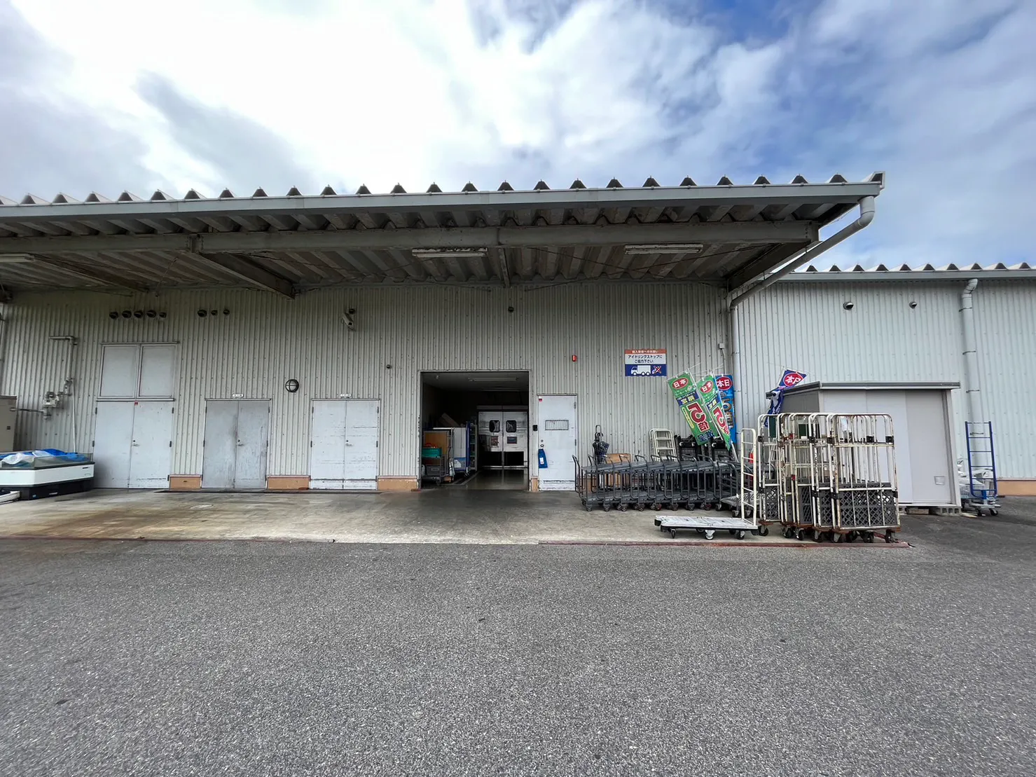 【オークワ伊賀新堂】販促キャンペーンやプロモーションイベントに適した軒下スペース