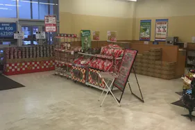 【西友 上山田店】店内入口横 プロモーション用途や物販、食物販のポップアップストアに最適なスーパー店内催事イベントスペース