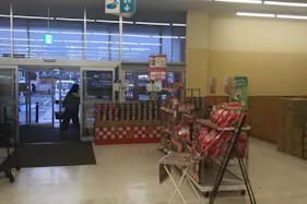【西友 上山田店】店内入口横 プロモーション用途や物販、食物販のポップアップストアに最適なスーパー店内催事イベントスペース