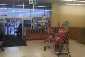 【西友 上山田店】店内入口横 プロモーション用途や物販、食物販のポップアップストアに最適なスーパー店内催事イベントスペース