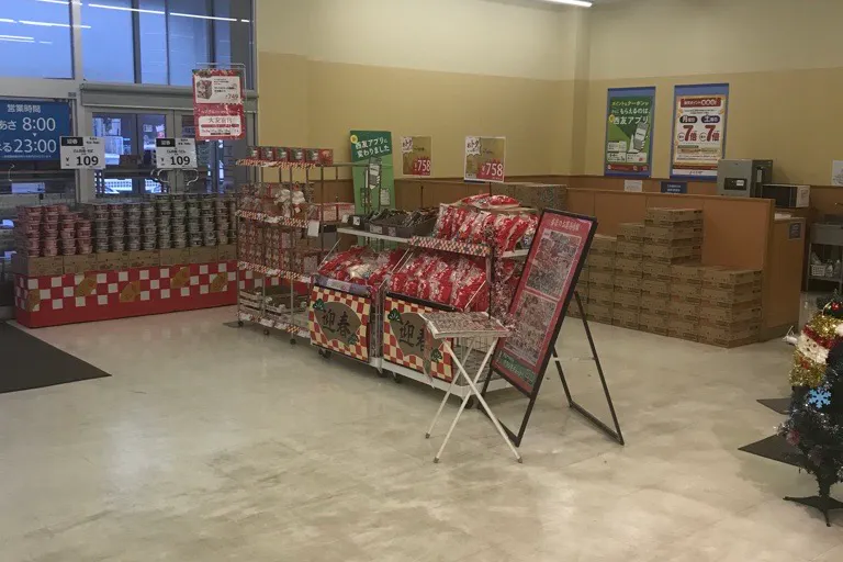 【西友 上山田店】店内入口横 プロモーション用途や物販、食物販のポップアップストアに最適なスーパー店内催事イベントスペース