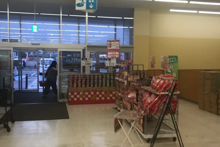 【西友 上山田店】店内入口横 プロモーション用途や物販、食物販のポップアップストアに最適なスーパー店内催事イベントスペース