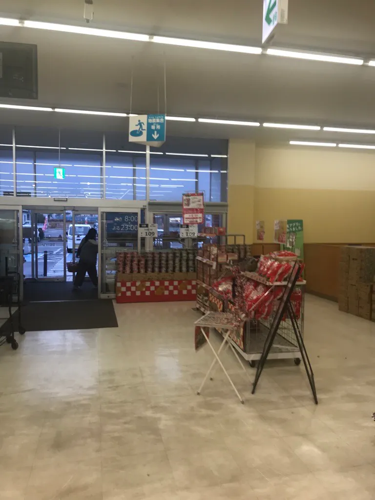 【西友　上山田店】店内入口横　プロモーション用途や物販、食物販のポップアップストアに最適なスーパー店内催事イベントスペース