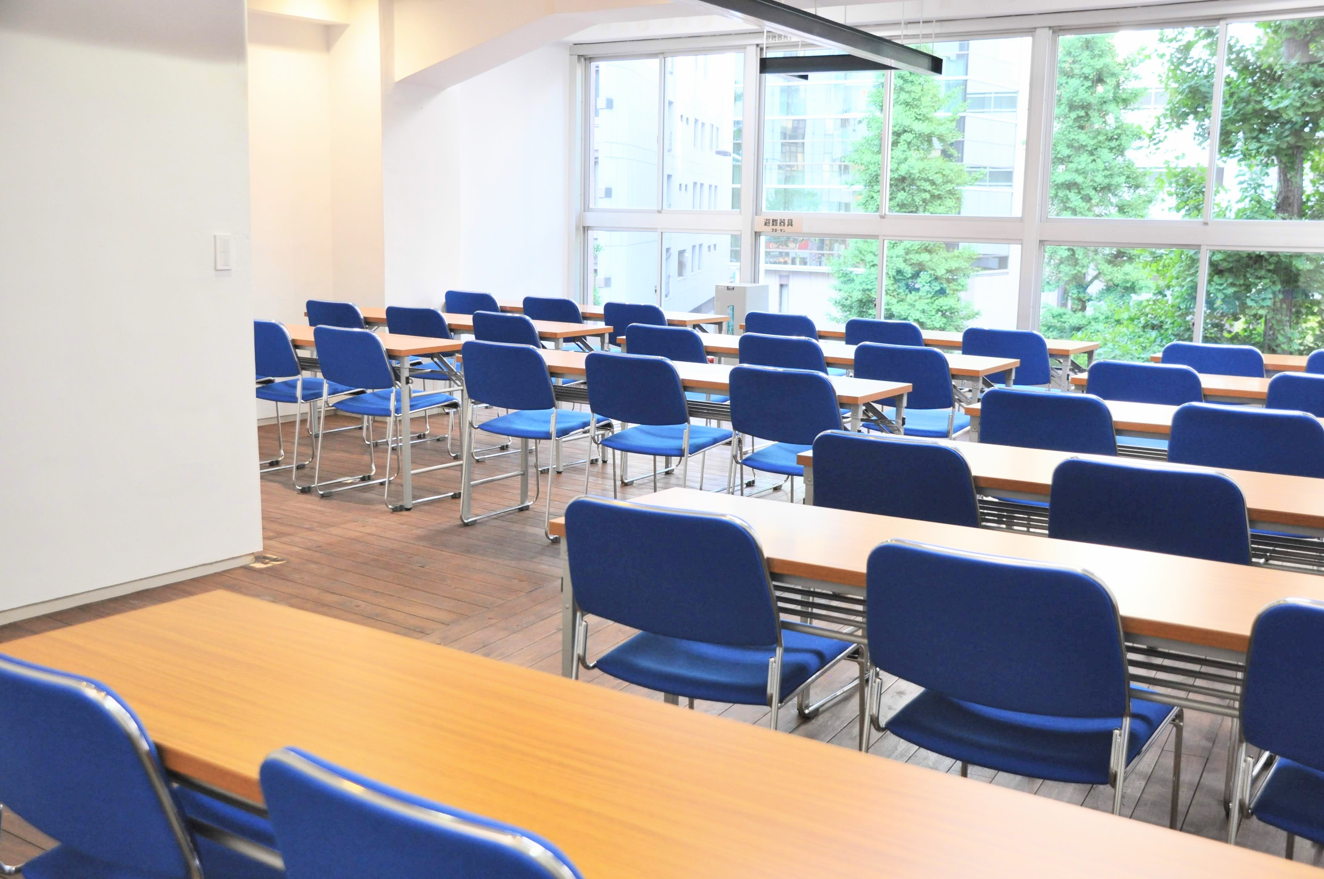 大きなガラス窓が特徴的です。