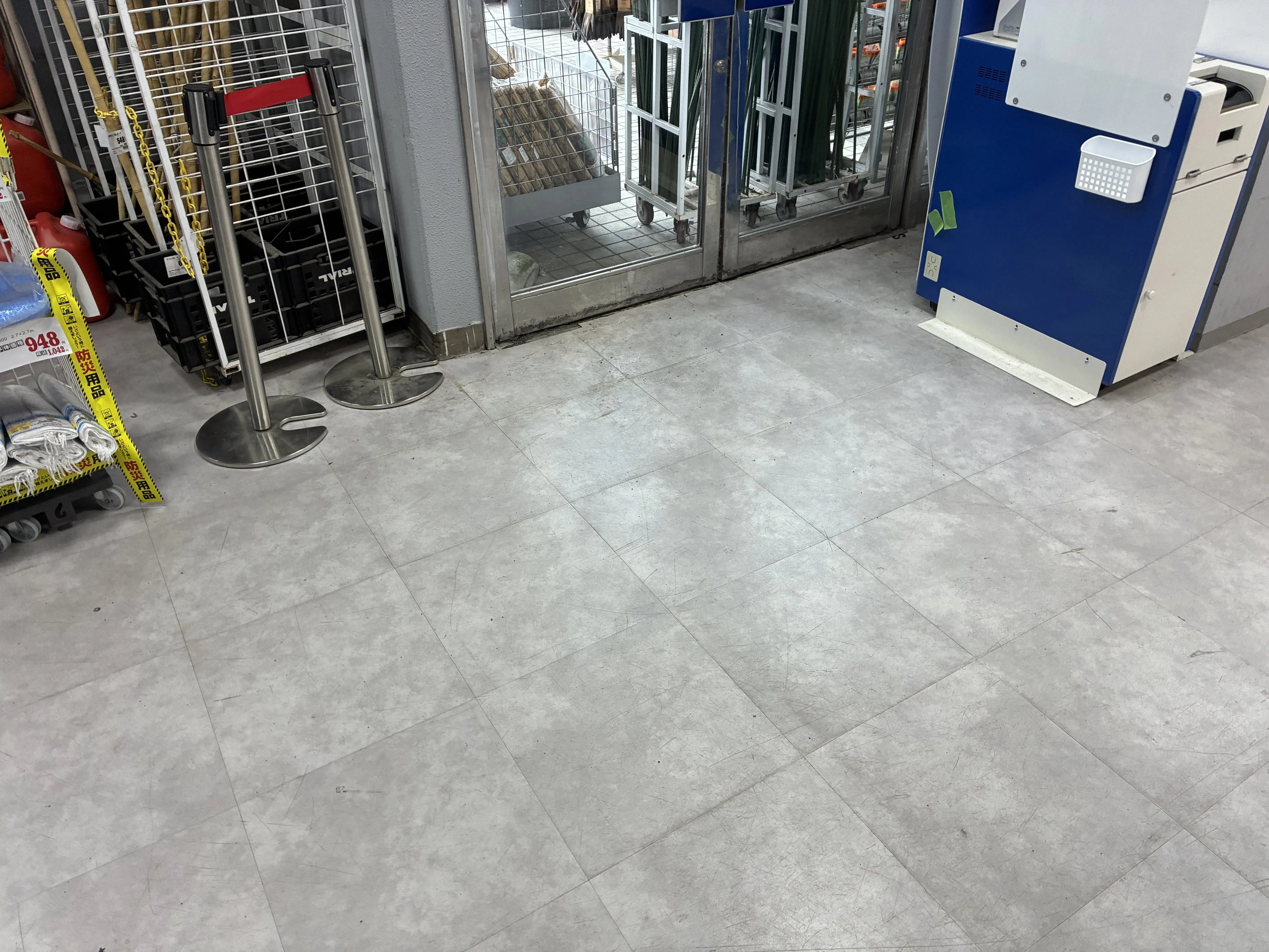 【メガセンタートライアル日向店】風除室（買取催事専用）
