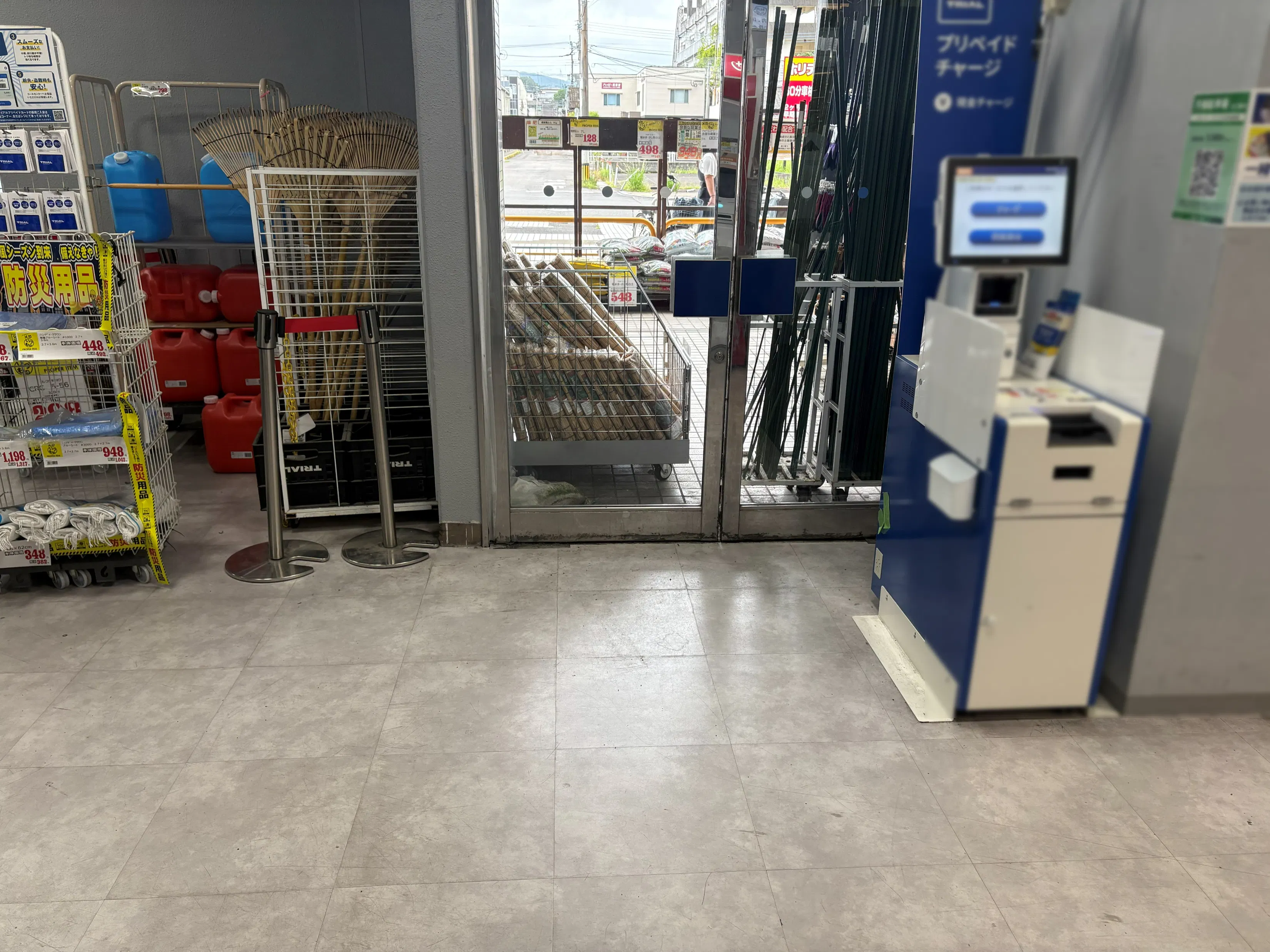 【メガセンタートライアル日向店】風除室（買取催事専用）