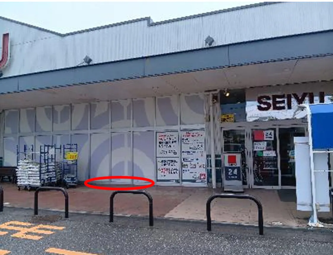 【西友　蒲生伊原店】屋外 青果売場側入口付近軒下　移動販売、物販のポップアップストアやプロモーション用途に最適な催事イベントスペースの画像