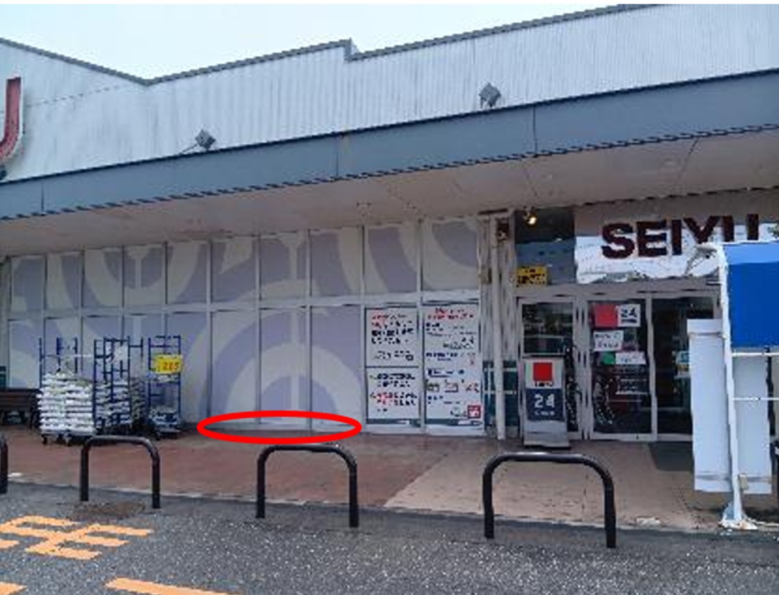 【西友　蒲生伊原店】屋外 青果売場側入口付近軒下　移動販売、物販のポップアップストアやプロモーション用途に最適な催事イベントスペース