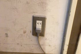 【ダイナム富山砺波店】キッチンカーでの出店に最適なアミューズメント施設のイベントスペース(出入口横)