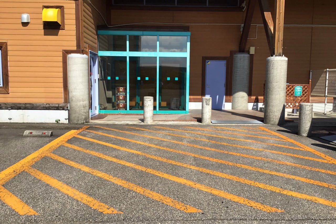 【ダイナム富山砺波店】キッチンカーでの出店に最適なアミューズメント施設のイベントスペース(出入口横)