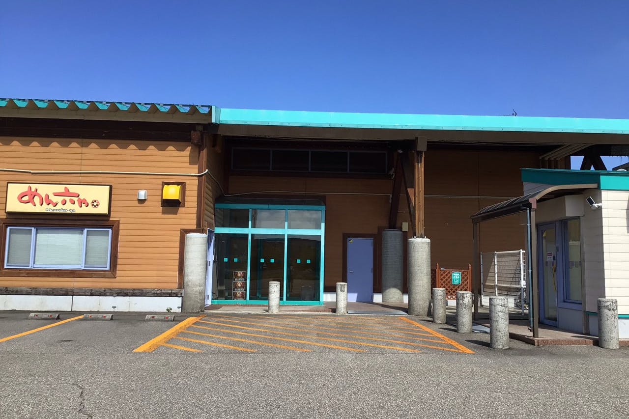 【ダイナム富山砺波店】キッチンカーでの出店に最適なアミューズメント施設のイベントスペース(出入口横)