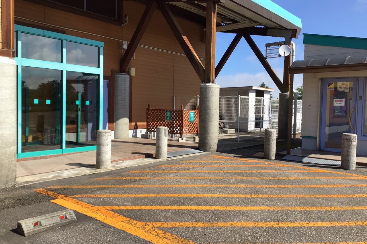 【ダイナム富山砺波店】キッチンカーでの出店に最適なアミューズメント施設のイベントスペース(出入口横)